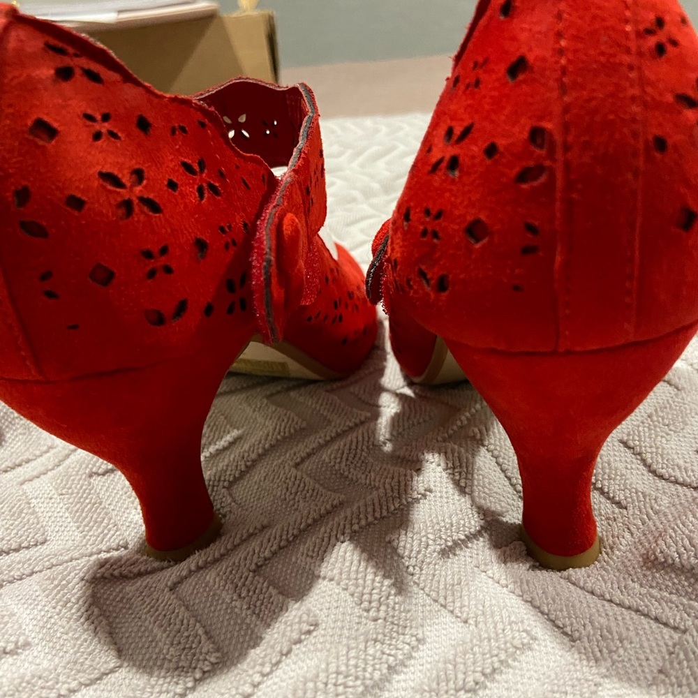 Vintage style Scarlett red microsuede heels. Velcro closing. STUNNING! Size 38 - Picture 9 of 10